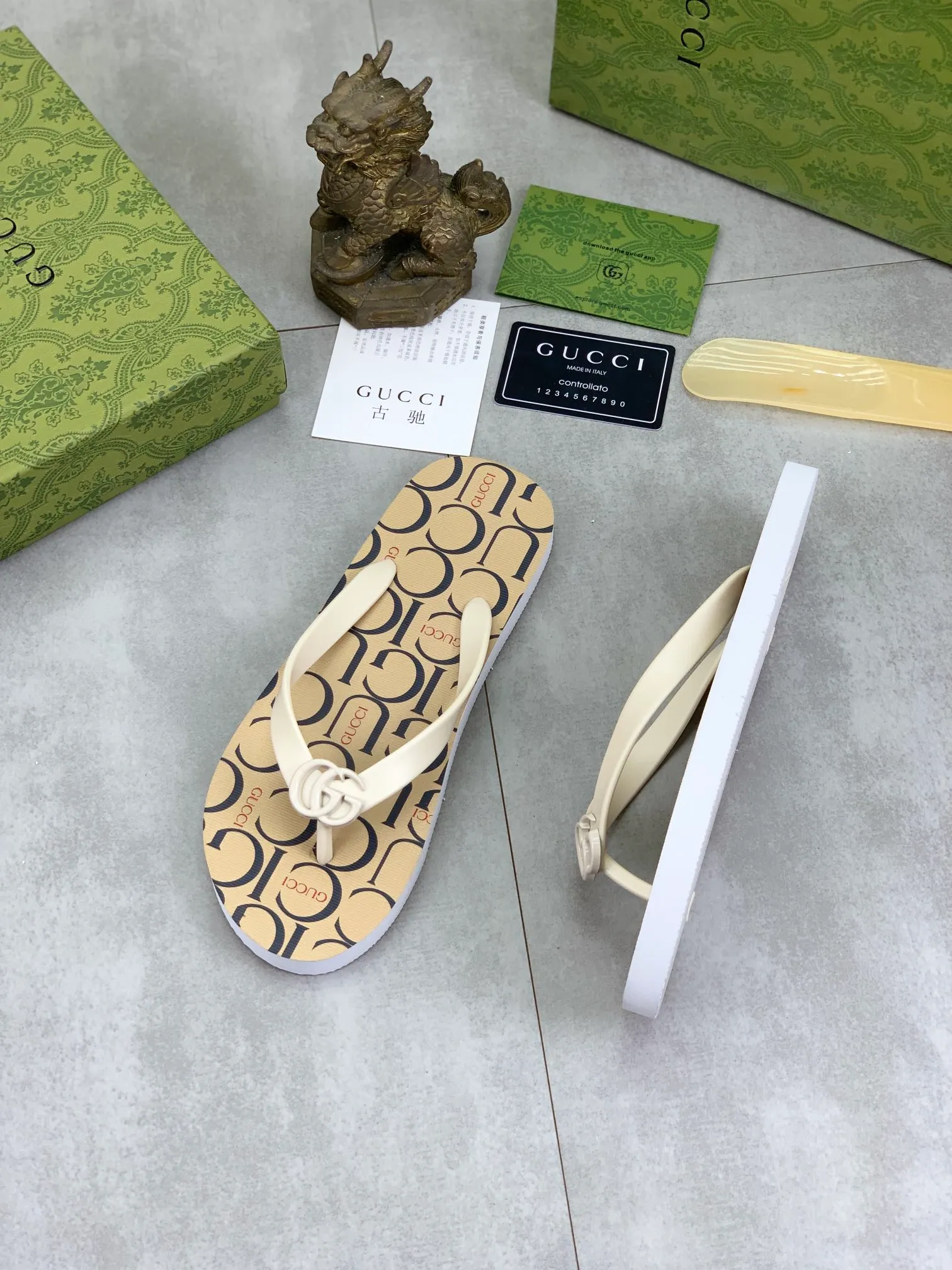 Men's men's shoes 💰P220💰【New style】🆘【GUCCI】Official website's popular Gucci adult couple 🧑‍🤝‍🧑 style, children's flip-flops are on sale at the counter simultaneously! Original fabric imported from Italy. Original bottom provided by the original factory. Size: Adult 36-45. Children’s size: 30-37. Multiple colors available.